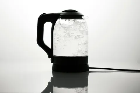 Waterkoker in zwart-wit
