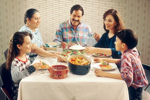 Een groep mensen eet samen thuis