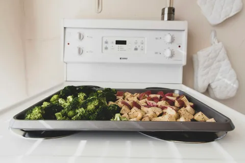 Gesneden broccoli op een grijze bakplaat