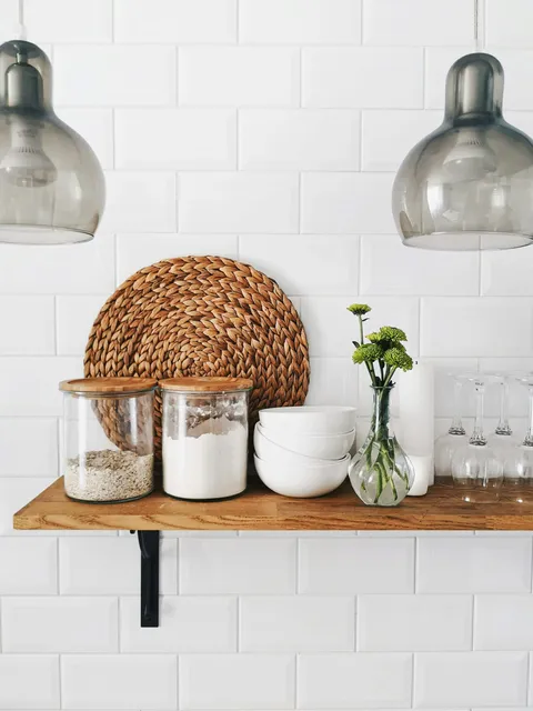 Twee doorzichtige glazen potten op een houten plank