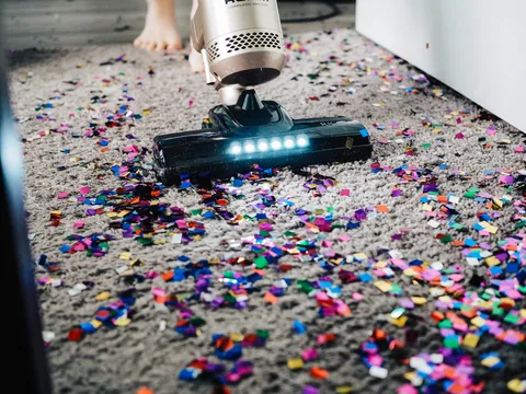 Iemand stofzuigt een vloerkleed