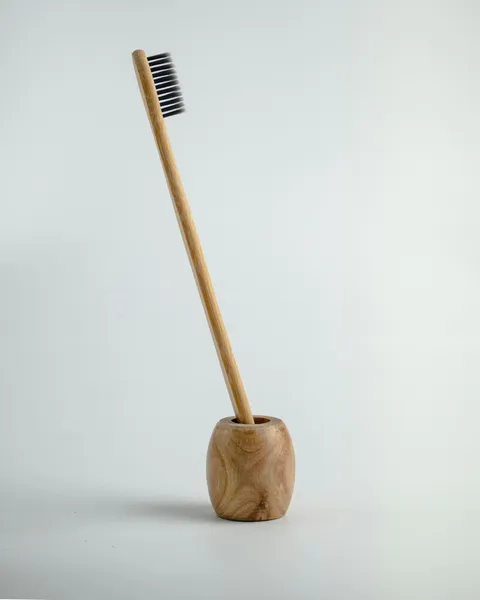 Houten tandenborstelhouder met een tandenborstel