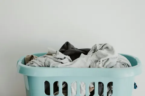 Witte was in een blauwe wasmand