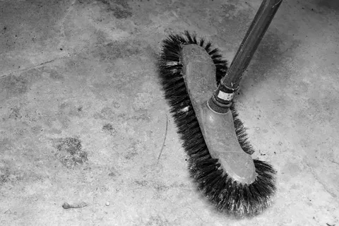 Borstel met harde haren op een betonvloer