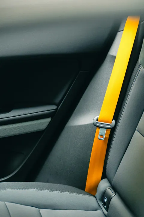 Auto-interieur met een gele stoel