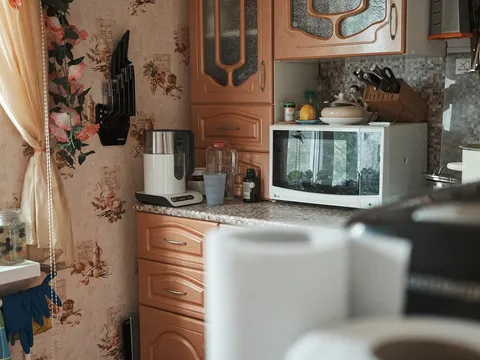 Witte magnetron op een houten kast in de keuken