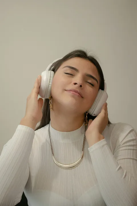 Vrouw met een witte koptelefoon