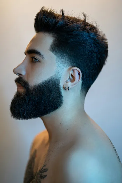 Man met baard en donker haar