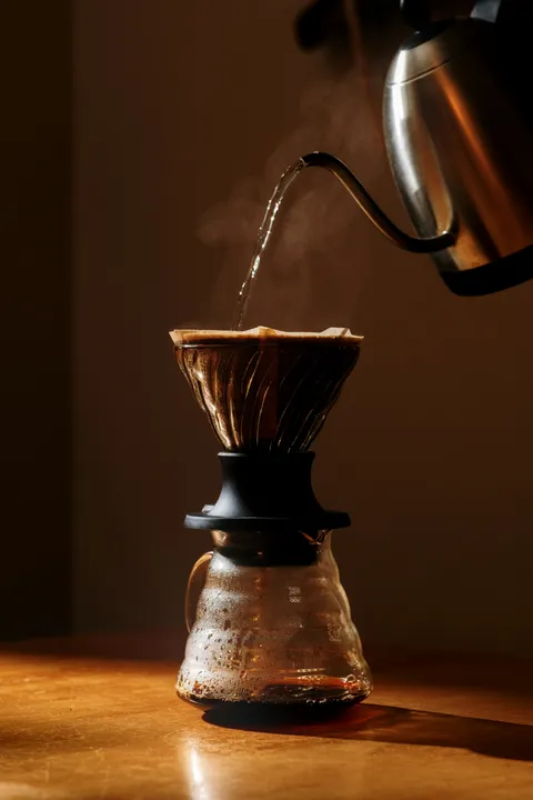 Heet water stroomt door een koffiefilter